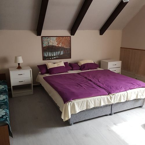 Camera tripla la etaj cu baie comună