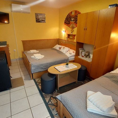 Apartament la parter cu vedere spre curte cu 1 camera pentru 3 pers.