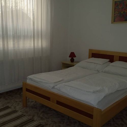 Apartament familial(ă) la parter cu 2 camere pentru 6 pers. (se poate solicita pat suplimentar)