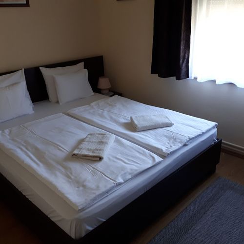 Apartament la parter cu baie cu 2 camere pentru 4 pers.