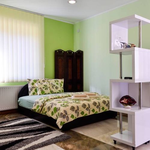Apartament la parter cu vedere spre grădină cu 2 camere pentru 7 pers.