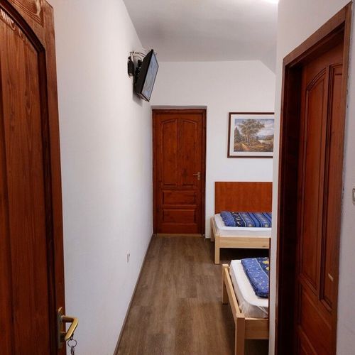 Apartman pro 4 os. se 2 ložnicemi s výhledem do zahrady na poschodí (s možností přistýlky)