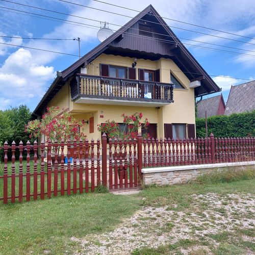 Apartman pro 4 os. se 2 ložnicemi s výhledem do zahrady na poschodí (s možností přistýlky)
