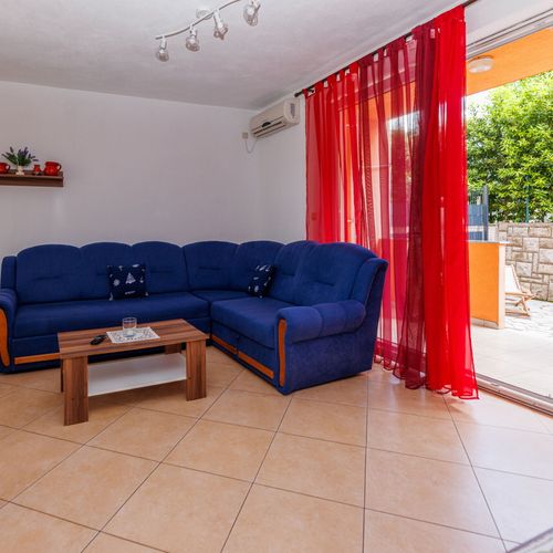 Apartament la parter a cu 2 camere pentru 4 pers. (se poate solicita pat suplimentar)
