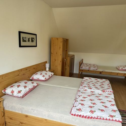 Apartament la mansardă c cu 3 camere pentru 8 pers.