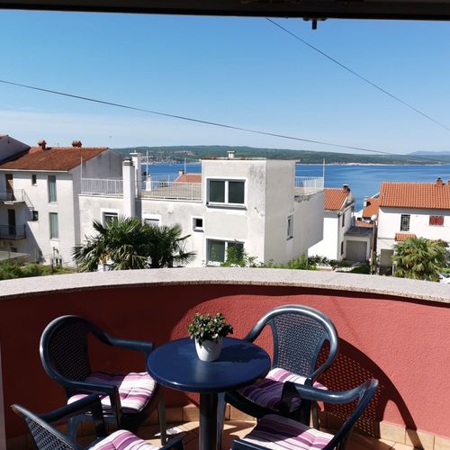Apartament tourist cu vedere spre mare cu 2 camere pentru 4 pers. (se poate solicita pat suplimentar)