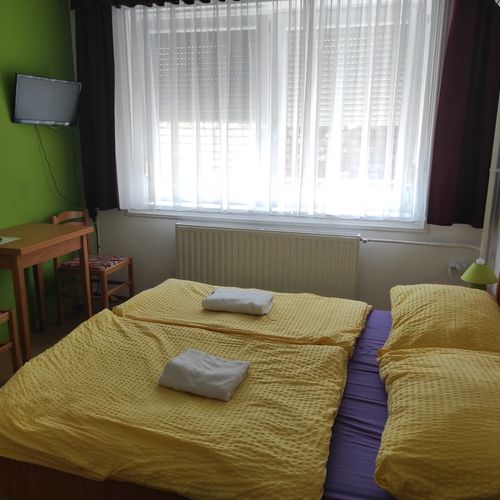 Camera dubla la etaj cu vedere spre curte