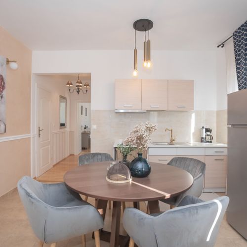 Apartament superior cu vedere spre lac cu 2 camere pentru 4 pers.