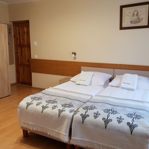Apartament 4-osobowy z balkonem pokój od strony basenu z 2 pomieszczeniami sypialnianymi
