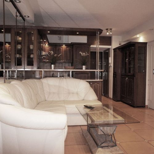 Apartament la etaj cu vedere spre oraș cu 2 camere pentru 4 pers. (se poate solicita pat suplimentar)