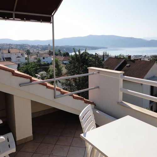 Apartament cu vedere spre mare cu vedere spre oraș cu 2 camere pentru 4 pers.