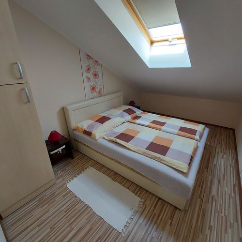 Apartament la mansardă cu aer condiționat cu 2 camere pentru 4 pers.