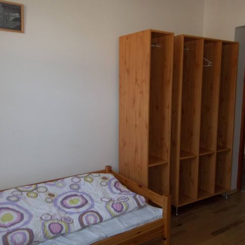 Camera accesibil(ă) persoanelor cu dizabilități cu vedere spre curte pentru 5 pers.