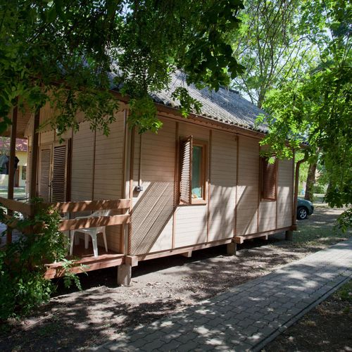 Cabană standard cu baie comună pentru 4 pers. (se inchirieaza doar integral)
