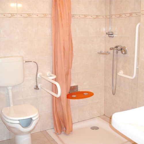 Apartament accesibil(ă) persoanelor cu dizabilități cu vedere spre curte cu 2 camere pentru 4 pers.
