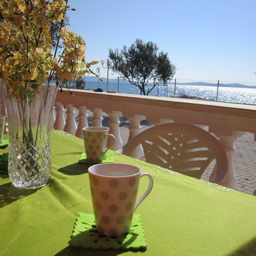 Apartament 5-osobowy na parterze z widokiem na morze z 2 pomieszczeniami sypialnianymi