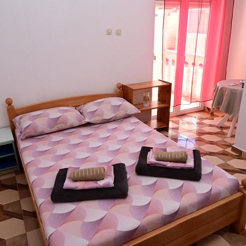 Apartman pro 4 os. se 2 ložnicemi s výhledem na moře na přízemí