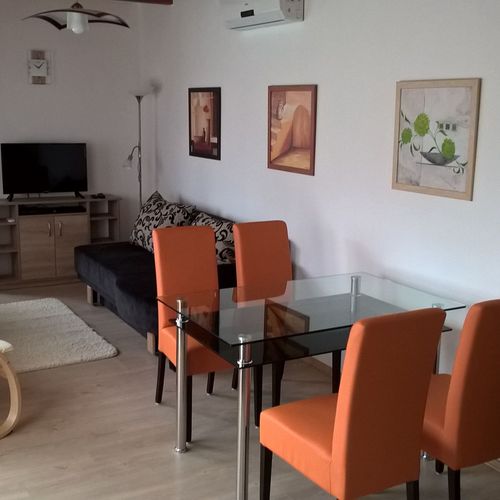 Apartament întreaga unitate cu grădină cu 2 camere pentru 4 pers.