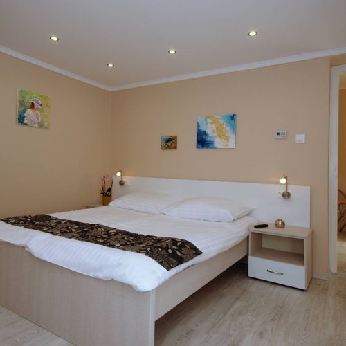 Deluxe Apartman s privátní koupelnou mimo apartmán s manželskou postelí s 1 ložnicí