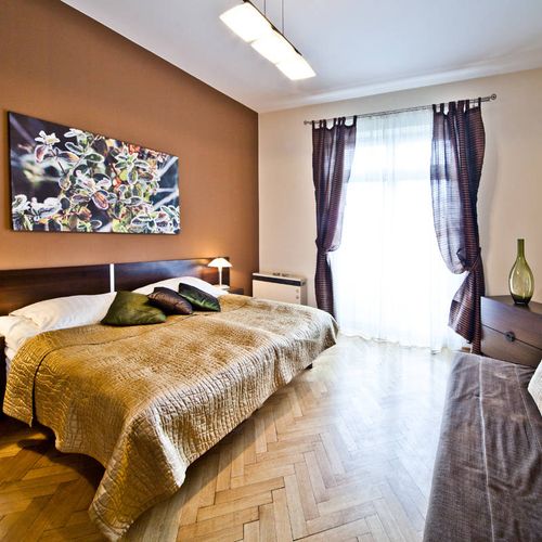 Apartament 8-osobowy z balkonem z widokiem na ogród z 3 pomieszczeniami sypialnianymi