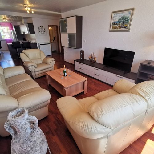 Apartament cu aer condiționat cu vedere spre mare cu 2 camere pentru 4 pers.