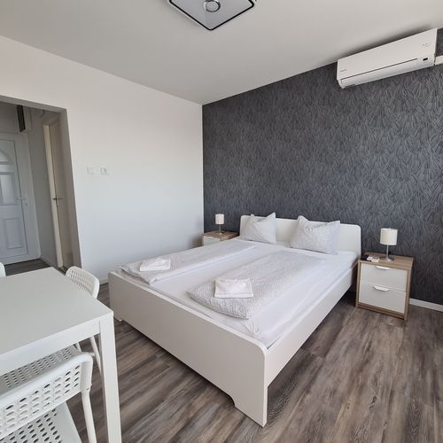Apartament cu balcon cu vedere spre lac cu 1 camera pentru 2 pers.