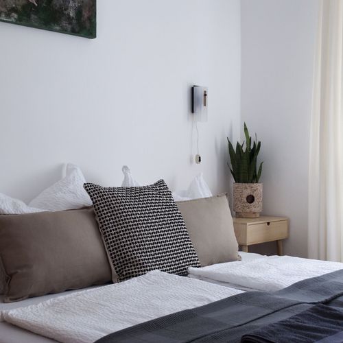 Apartament la parter cu vedere spre grădină cu 2 camere pentru 4 pers.