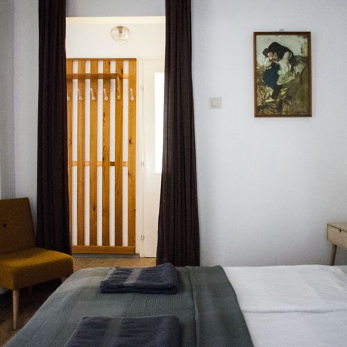 Apartament la parter cu vedere spre grădină cu 2 camere pentru 4 pers.