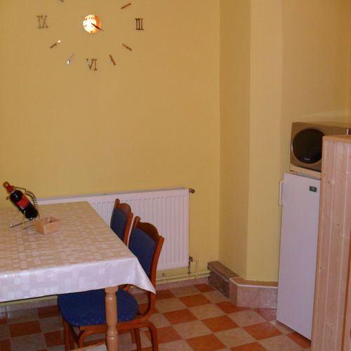 Apartament la etaj cu aer condiționat cu 2 camere pentru 4 pers. (se poate solicita pat suplimentar)