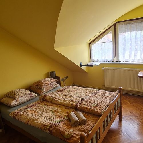 Apartament la etaj cu aer condiționat cu 2 camere pentru 4 pers. (se poate solicita pat suplimentar)