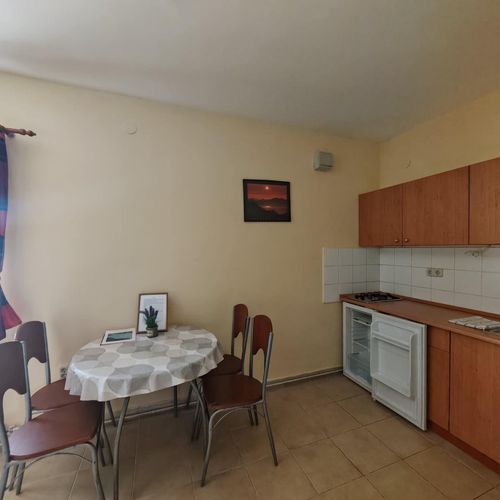 Apartament la etaj cu baie cu 2 camere pentru 4 pers. (se poate solicita pat suplimentar)
