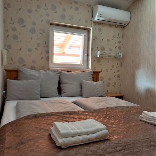Apartament la mansardă cu aer condiționat cu 2 camere pentru 4 pers.