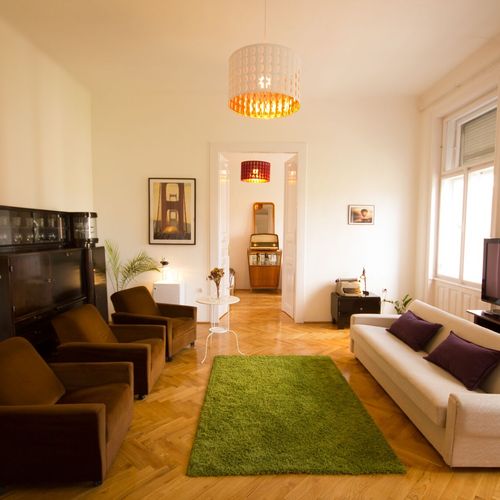 Apartament classic grand pentru 11 pers. (se inchirieaza doar integral)