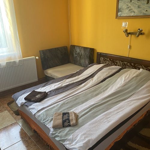 Apartament romantică la etaj cu 1 camera pentru 4 pers. (se poate solicita pat suplimentar)