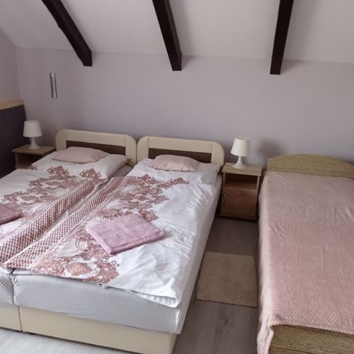 Camera tripla la etaj cu baie comună