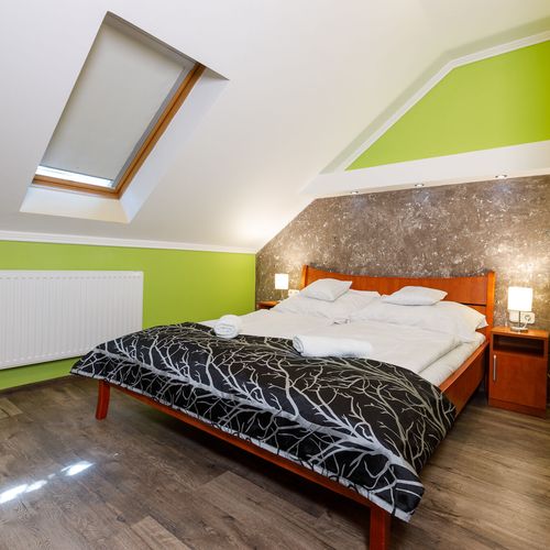 Apartament la mansardă cu vedere spre oraș cu 2 camere pentru 4 pers.