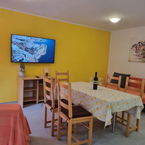Apartament la parter cu vedere spre grădină cu 1 camera pentru 2 pers.