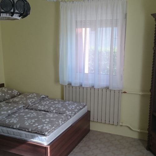 Apartament cu aer condiționat cu grădină pentru 15 pers. (se inchirieaza doar integral)