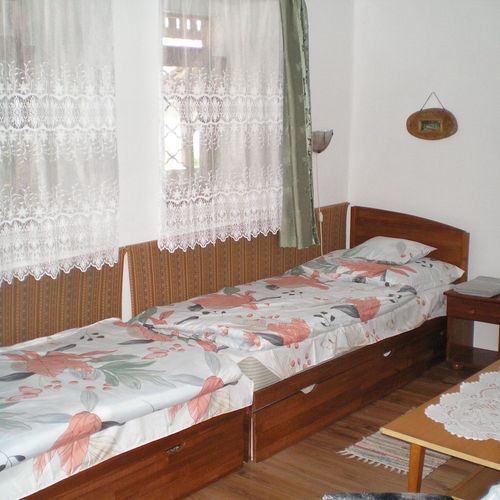 Casa rustică romantică la parter pentru 4 pers. (se inchirieaza doar integral)