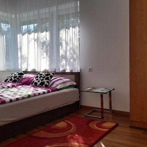 Apartament cu aer condiționat cu bucătărie proprie pentru 2 pers. (se inchirieaza doar integral) (se poate solicita pat suplimentar)