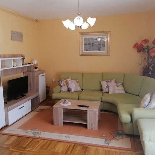 Apartament familial(ă) la parter cu 3 camere pentru 6 pers. (se poate solicita pat suplimentar)