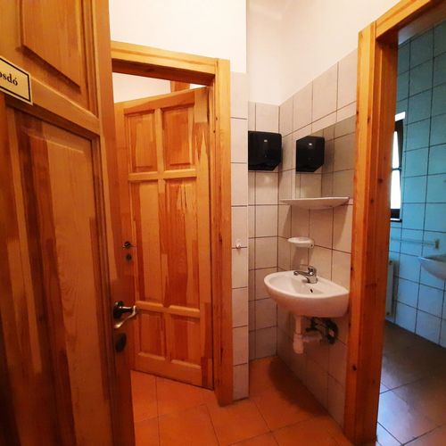 Camera la etaj cu vedere spre curte pentru 9 pers.