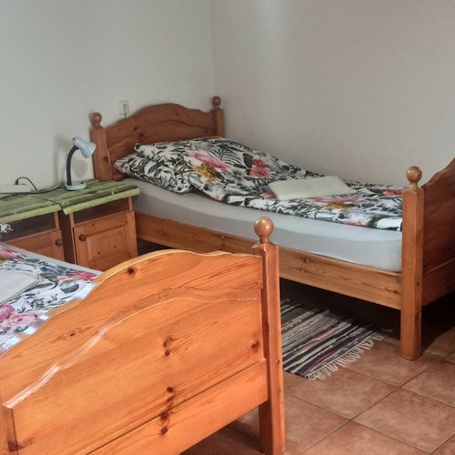 Apartament la parter cu 1 camera pentru 4 pers. (se poate solicita pat suplimentar)