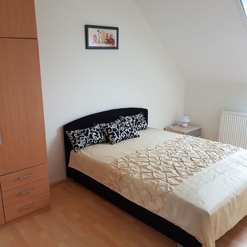Apartament la mansardă cu aer condiționat cu 2 camere pentru 4 pers. (se poate solicita pat suplimentar)
