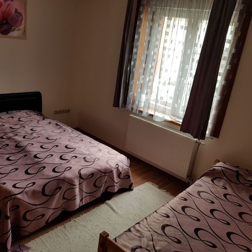 Apartament la parter cu bucătărie proprie cu 1 camera pentru 3 pers. (se poate solicita pat suplimentar)