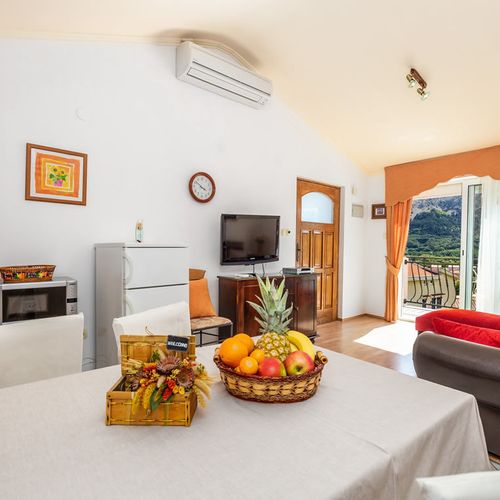 Apartman s balkónem pro 5 os. se 2 ložnicemi celý Dům (s možností přistýlky)
