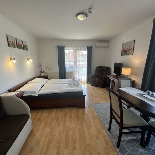 Apartman pro 4 os. s 1 ložnicí na straně bazénu s výhledem do dvora (s možností přistýlky)