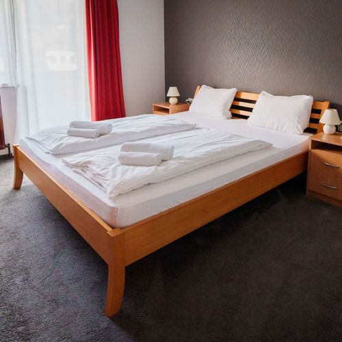 Pokoj s manželskou postelí s panoramou na poschodí