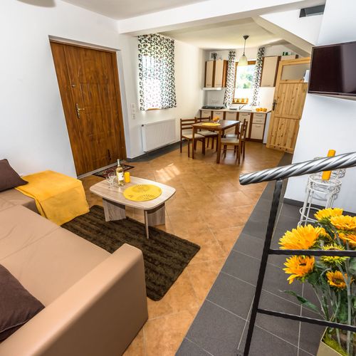 Cabană întreaga unitate cu vedere spre munte pentru 6 pers. (se inchirieaza doar integral)