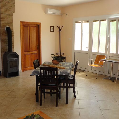 Apartament studio la parter cu 1 camera pentru 2 pers. (se poate solicita pat suplimentar)